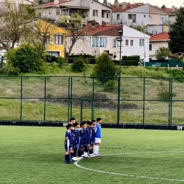 Minikler, hakemin kendilerine küfür ettiği iddiasıyla 1 dakika boyunca topa...
