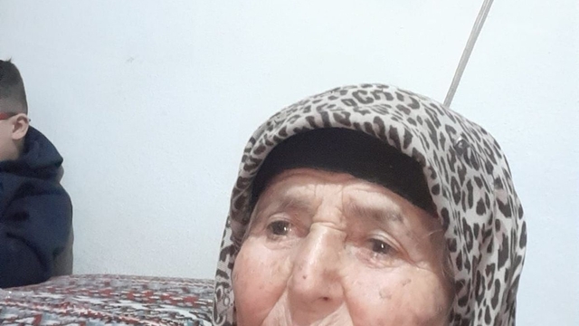 Tarlada uyuyan kadın iş makinesinin altında can verdi
