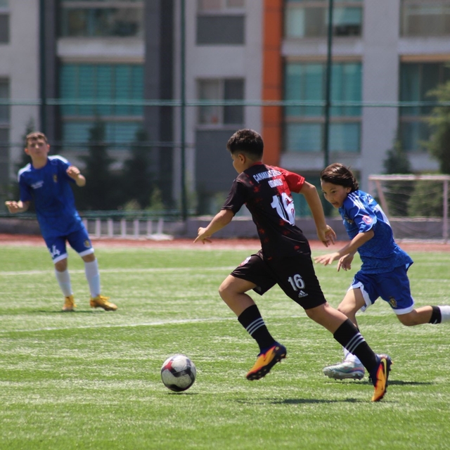 Karabük'te okul sporları futbol heyecanı başladı