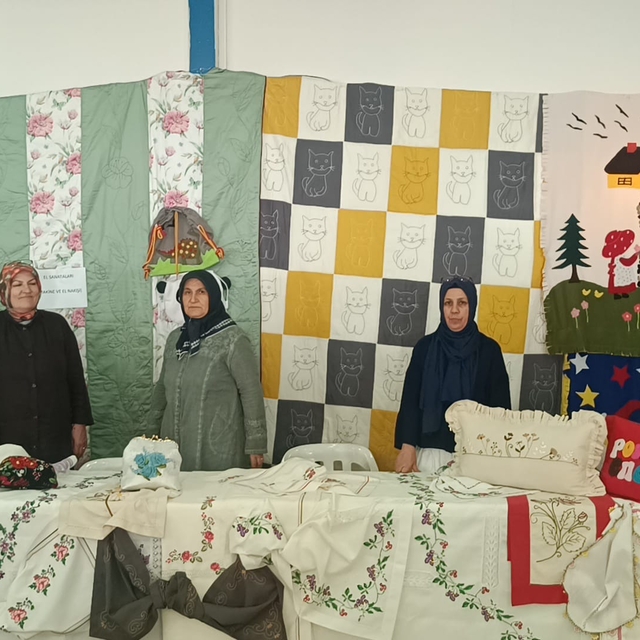 Kozan Halk Eğitimi Merkezinin yıl sonu sergisi açıldı