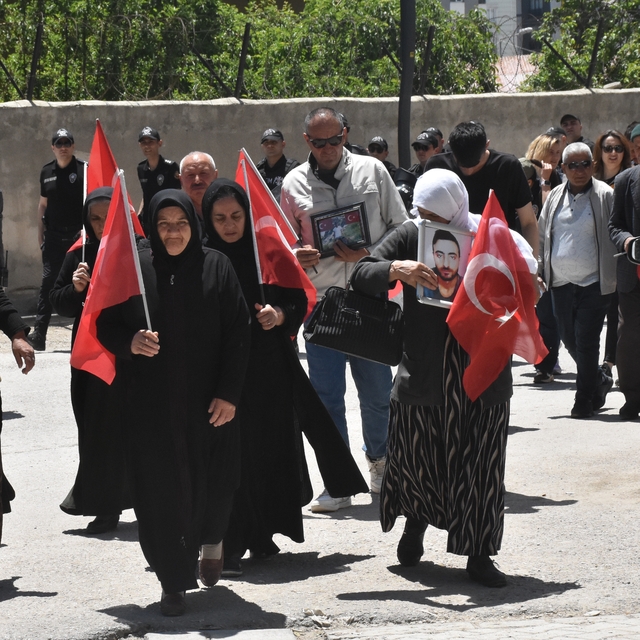 Vanlı aileler DEM Parti binası önündeki "evlat nöbeti"ni sürdürdü