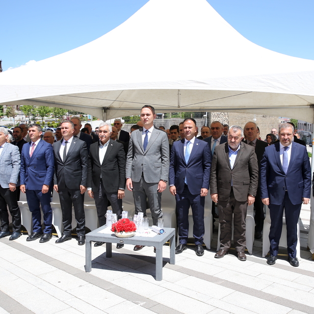 Erzurum'da usta öğreticiler eserlerini tarihi Çifte Minareli Medrese'de ser...