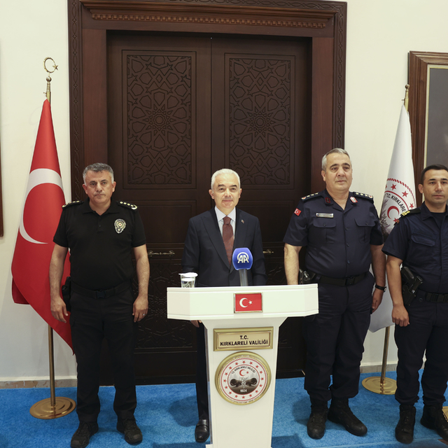 Kırklareli'nde insan kaçakçılığı yaptıkları iddiasıyla 15 organizatör tutuk...