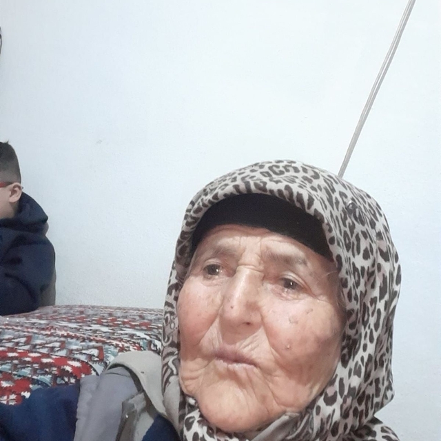 Tarlada uyuyan kadın iş makinesinin altında can verdi