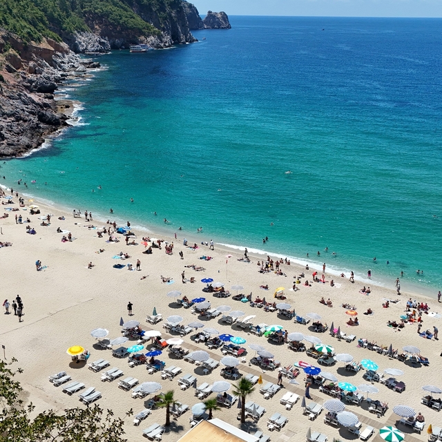 Kleopatra Plajı turistlerle doldu taştı