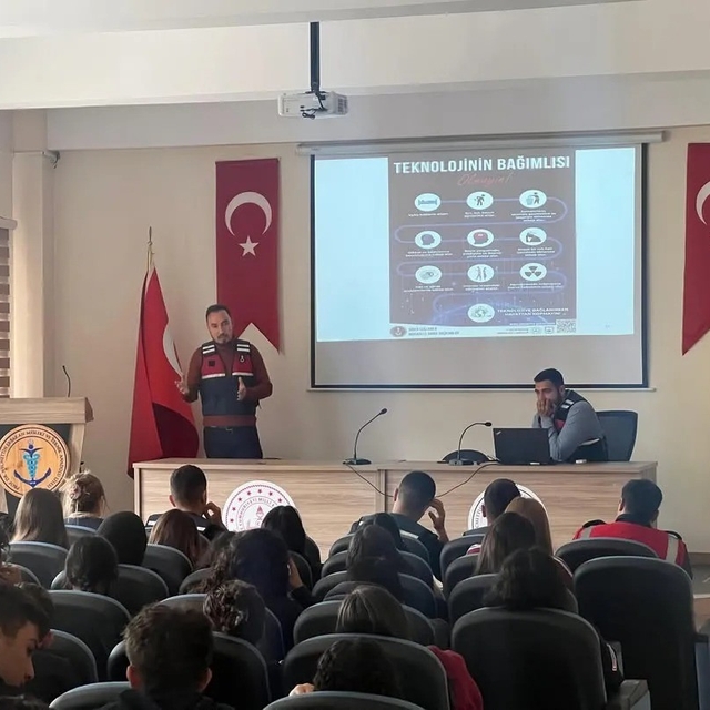 Sinop'ta öğrenciler siber tehlikelere karşı bilgilendirildi