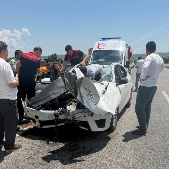Hızlı Tren Kavşağı'nda kaza: 2 yaralı