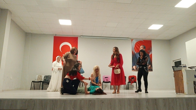 Kepsutlu kadınların oynadığı tiyatro oyunu ilgi gördü
"Mor Cepkenler Kadın Tiyatrosundan, "Otobüs" oyunu