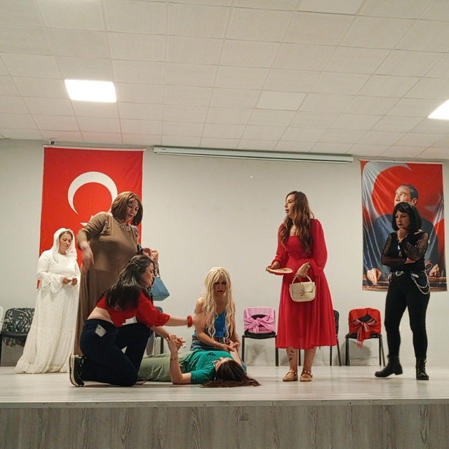 Kepsutlu kadınların oynadığı tiyatro oyunu ilgi gördü
"Mor Cepkenler Kadın...