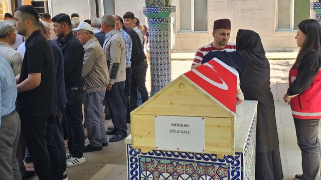 Düştüğü Kelkit Çayı'nda 7 gün sonra cesedi bulunan Oğuz toprağa verildi