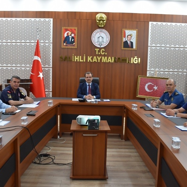 Salihli'de metruk binalara geçit yok