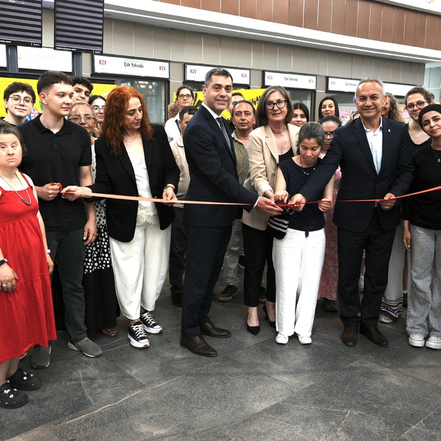 Mersin'de özel gereksinimli çocukların geri dönüşümle yaptığı eserler sergi...