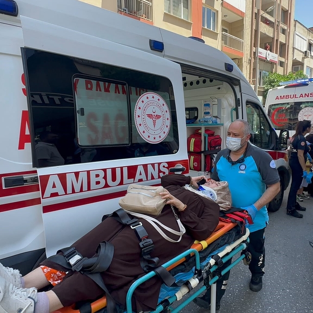 Nazilli'de yaya geçidinde korkutan kaza: 5 yaralı