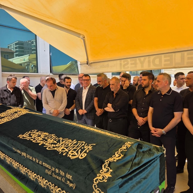 Fabrikada elektrik faciasında ölen işçi, mesai arkadaşlarının omzunda son y...