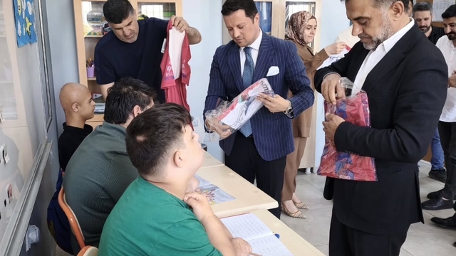 Mardin TSO Başkan adayı Duyan'dan özel eğitim öğrencilerine forma hediyesi