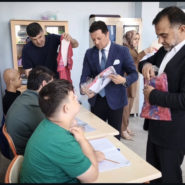 Mardin TSO Başkan adayı Duyan'dan özel eğitim öğrencilerine forma hediyesi
