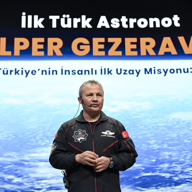 Astronot Gezeravcı İletişim Başkanlığı'nda çocuklarla buluştu
