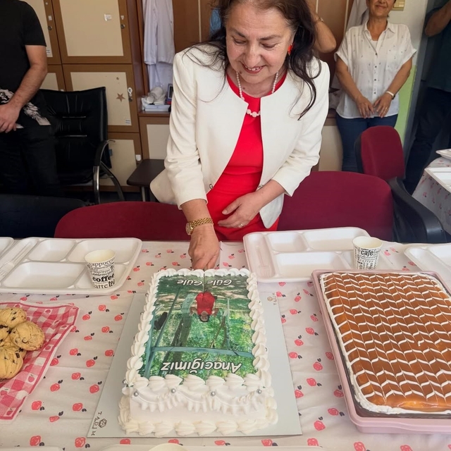 Keşan'da 41 yıllık öğretmen gözyaşlarıyla emekliliğe uğurlandı