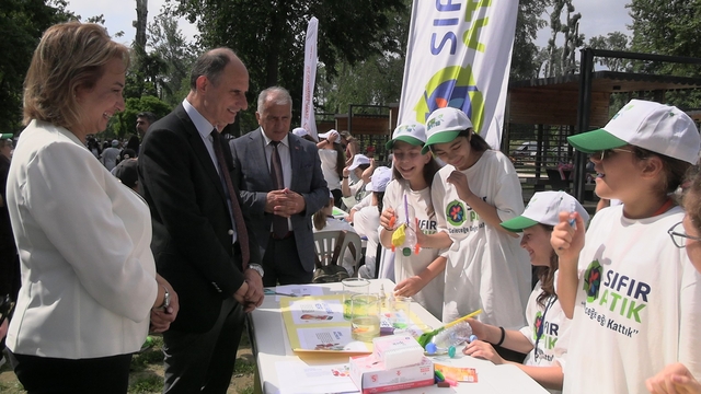 Edirne'de 'Çevre Şenliği' etkinliği renkli görüntülere sahne oldu
Edirne'de Çevre Şenliği'nde sıfır atık ve geri dönüşümün önemine dikkat çekildi