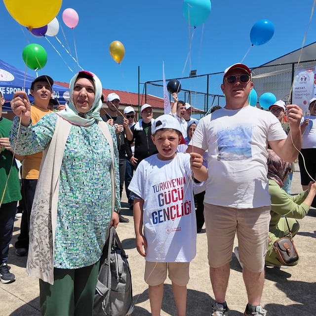 Rize'de balonlar 9 yaşında lösemiden kurtulan Egemen için uçtu