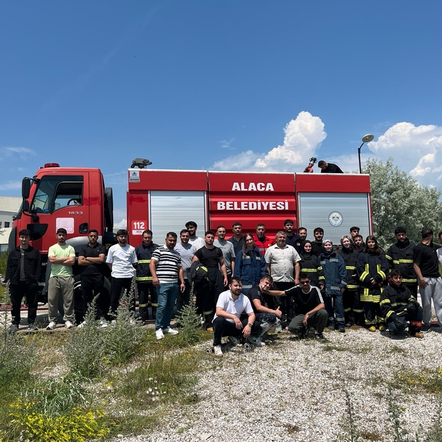 Alaca'da üniversite öğrencilerine uygulamalı yangın eğitimi