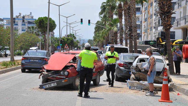 Silifke ilçesinde otomobilin çarptığı park halindeki araçta oturan kişi yaralandı