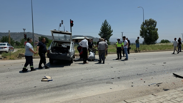 Hatay'da seyir halindeki iki otomobil çarpıştı: 1'i ağır 2 yaralı