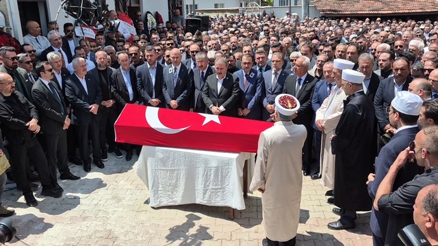 BBP Genel Başkanı Destici'nin ağabeyi son yolculuğuna uğurlandı
Cenaze namazını kardeşi kıldırdı
Başkan Mustafa Destici: "Evimizin büyüğünü, direğini kaybettik"
"İnsanlara iyilik yapma noktasında çok fedakardı, çok merhametliydi "