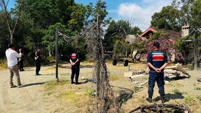 Kemer'de kaçak bungalov yapılar yıkıldı