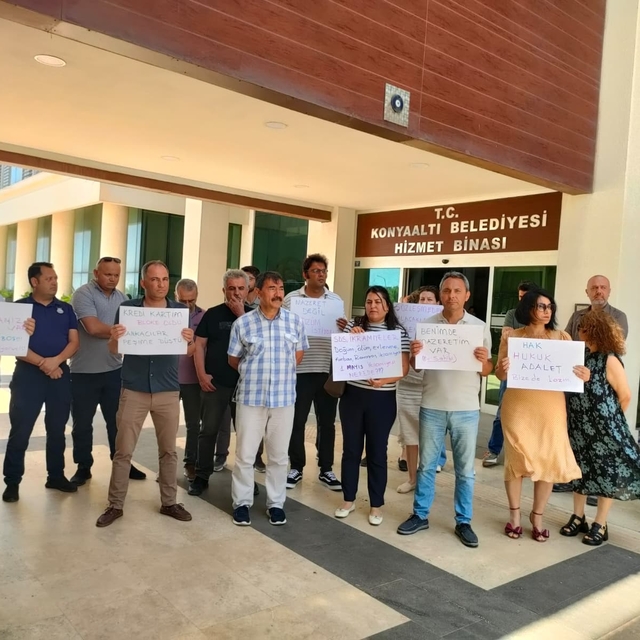 Konyaaltı Belediyesinde ikramiye ve sosyal haklarını alamayan memurlar eyle...