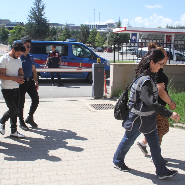 Konya'da sahte altın operasyonunda yakalanan 5 şüpheli adliyede