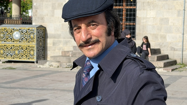 Televizyonda gördü, hayatı değişti: Erzurumlu Hikmet Gündüz'ün yarım asırlık Orhan Gencebay sevdası
Erzurum'un 'Orhan Baba'sı modaya meydan okuyor: "Başka bir şey giyemez oldum"
Erzurumlu Hikmet Gündüz'ün gerçek ismini unuttular: Herkes ona "Orhan Baba" diyor
Erzurum sokaklarında bir efsane: Orhan Gencebay'ı hiç görmedi ama 40 yıldır onun gibi yaşıyor