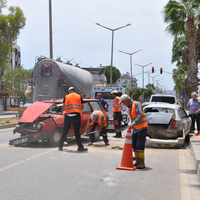 Mersin'de zincirleme trafik kazası: 1 yaralı