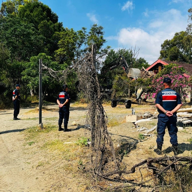 Kemer'de kaçak bungalov yapılar yıkıldı