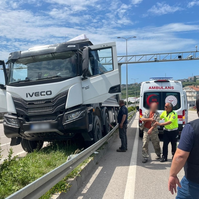 Sinop'ta kamyon sürücüsü direksiyon başında fenalaştı: 1 yaralı