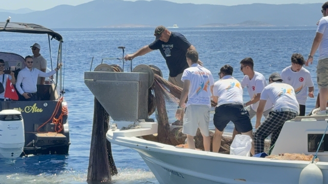 Bodrum'da 2 bin metrekare hayalet ağ temizlendi, binlerce yavru balık doğaya bırakıldı