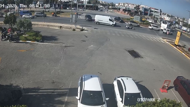 Bodrum'daki kaza kamerada: "Motosiklet savruldu, 2 kişi yaralandı"
