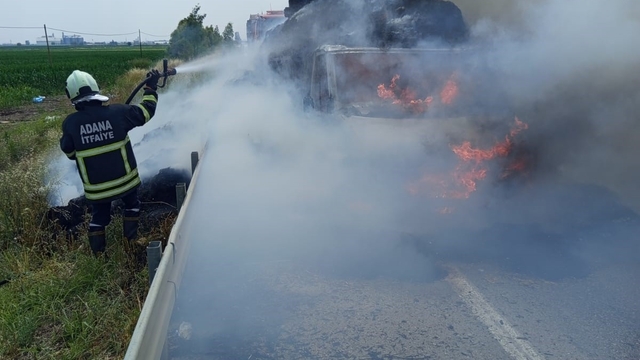 Saman yüklü pikap alev aldı, sürücü ve yanındakiler son anda kurtuldu