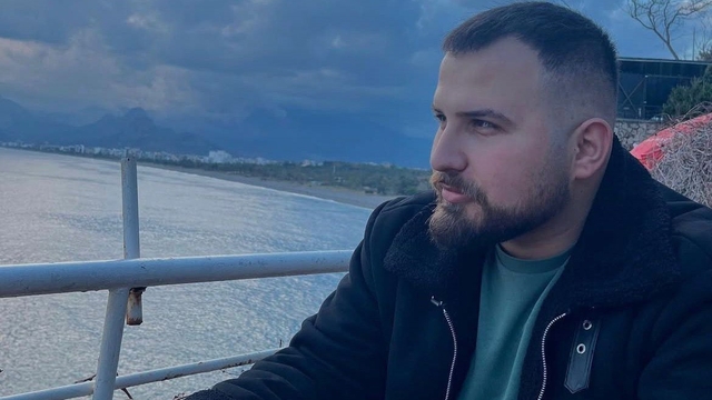 Gürültü uyarısında öldürülen gencin annesi "Oğluma damatlık değil kefen giydirdim" deyip gözyaşı döktü
Düğün hazırlığı  yapan gencin ölümüyle yargılanan sanık:
"Vitamin barda çalıştığım için yanımda bulunan bıçağı meyveleri kesmek için kullanıyordum"