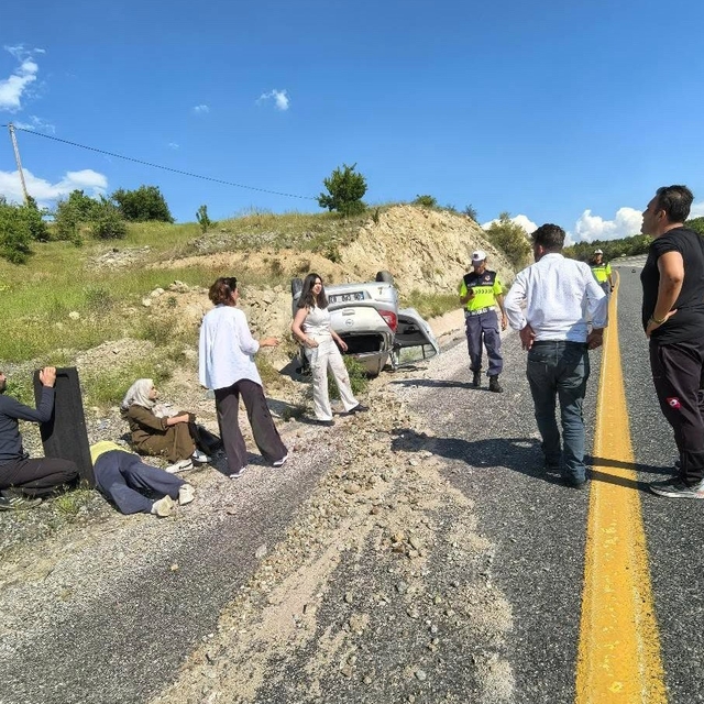 Elazığ'da otomobil takla attı: 3 yaralı