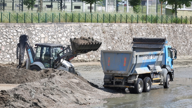 Bursa Büyükşehir'den Hüdavendigar'da dere temizliği