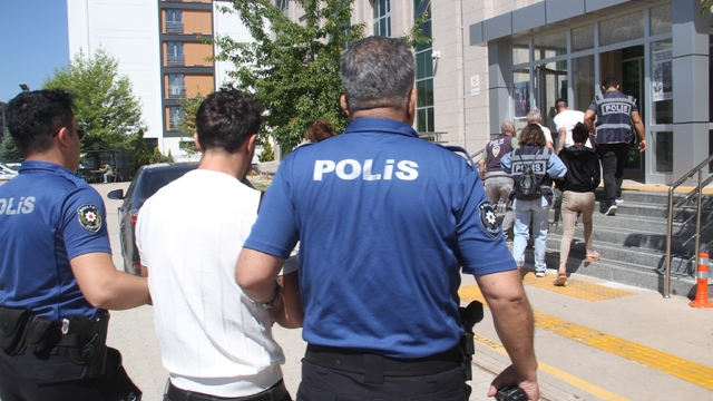 Konya'da sahte altın dolandırıcıları adliyeye sevk edildi