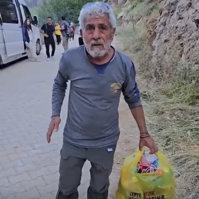 Duyarlı vatandaş piknik alanındaki çöpleri elleriyle topladı