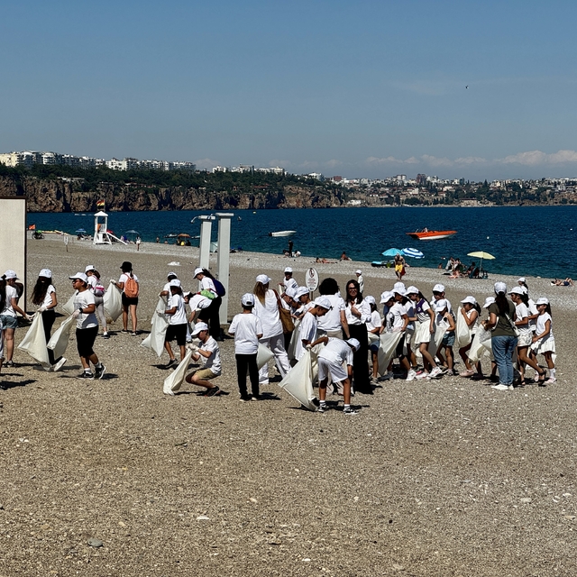 Antalya'da Dünya Çevre Günü kapsamında plajda temizlik yapıldı