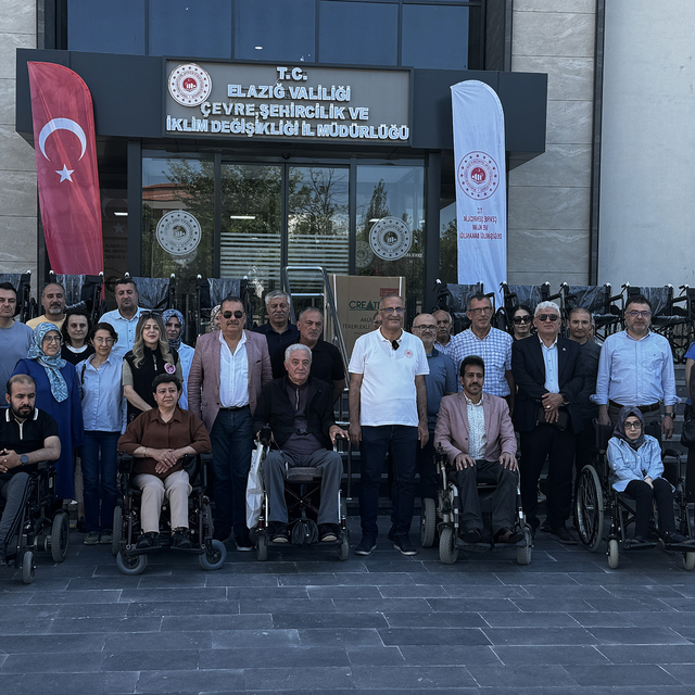 Elazığ'da toplanan elektronik atık ve mavi kapaklarla engelli bireylere akü...