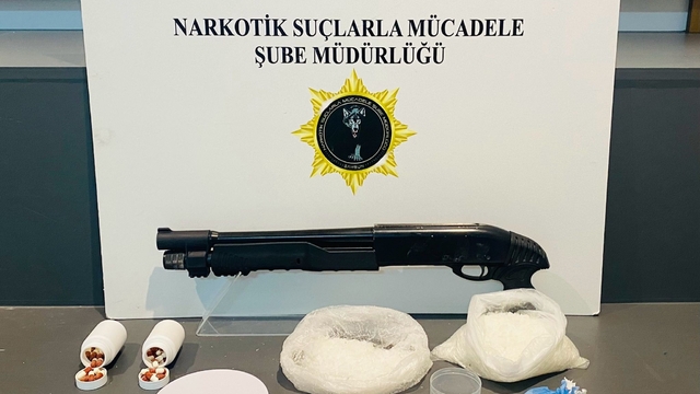 Samsun'da zehir tacirlerine gözaltı: 831 gram metamfetamin ele geçirildi