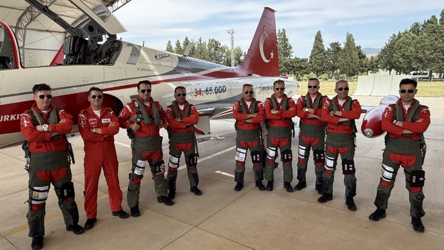 Türk Yıldızları ve SOLOTÜRK'ten İzmir semalarında nefes kesen prova