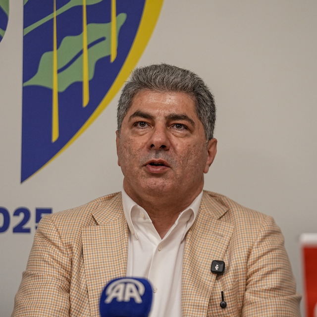 Fenerbahçe Kulübü Başkan Adayı Hakan Safi, Bursa'da kongre üyeleriyle bir a...