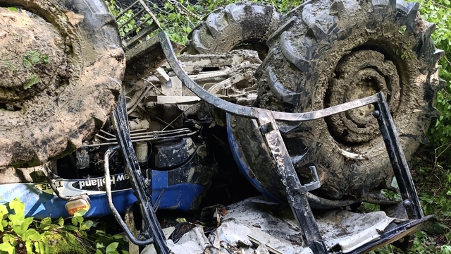Sinop'ta uçuruma devrilen traktörün sürücüsü yaralandı