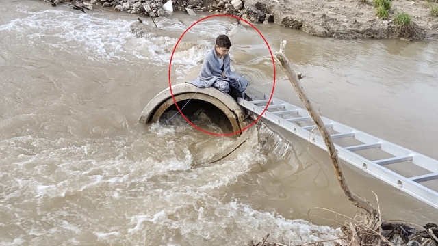 Dereye düşen 11 yaşındaki çocuk itfaiye ekiplerince kurtarıldı